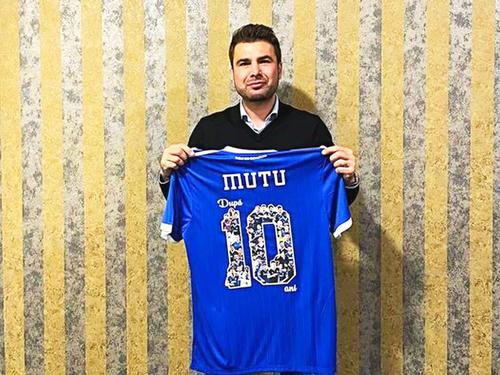 Numirea lui Adrian Mutu (42 de ani) la FC U Craiova 1948 reprezintă cea mai importantă mutare a perioadei de mercato. Întrebarea aflată pe buzele microbiștilor, olteni, dar nu numai, este: va reuși Adrian Mutu să producă rezultate în Bănie?