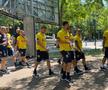 Jucătorii naționalei României s-au relaxat înainte de meciul cu Muntenegru » Moment amuzant în parc