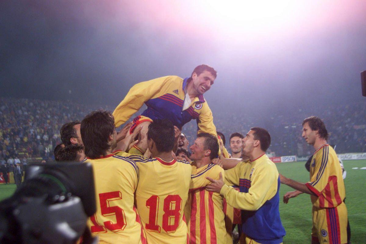 24 de ani de când Stelea le arăta degetele mijlocii spectatorilor, iar Hagi cerea statuie