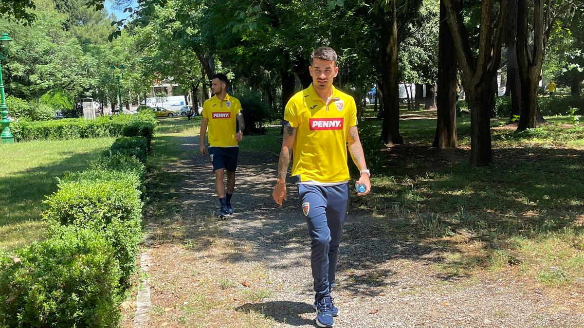 Jucătorii naționalei României s-au relaxat înainte de meciul cu Muntenegru » Moment amuzant în parc