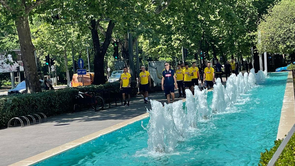 Jucătorii naționalei României s-au relaxat înainte de meciul cu Muntenegru » Moment amuzant în parc