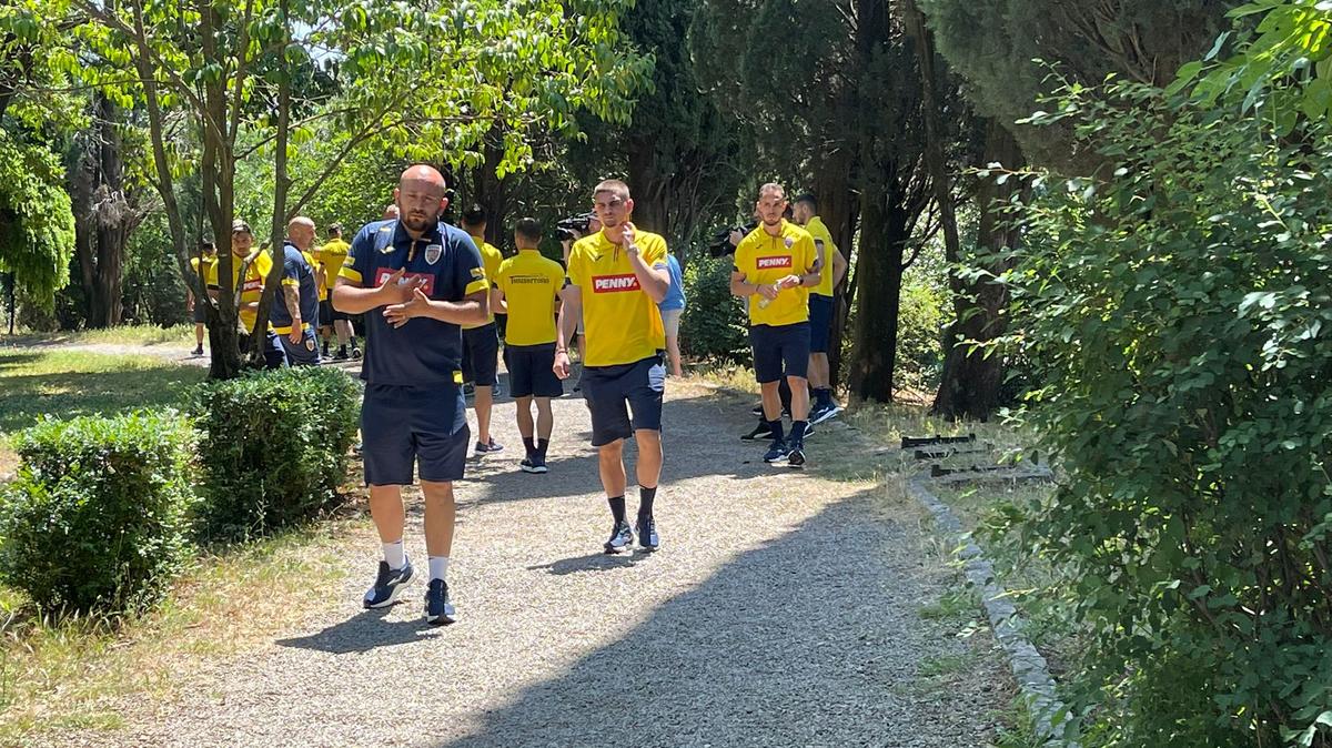 Jucătorii naționalei României s-au relaxat înainte de meciul cu Muntenegru » Moment amuzant în parc