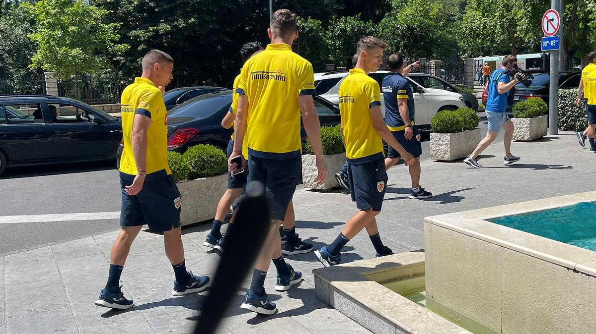 Jucătorii naționalei României s-au relaxat înainte de meciul cu Muntenegru » Moment amuzant în parc