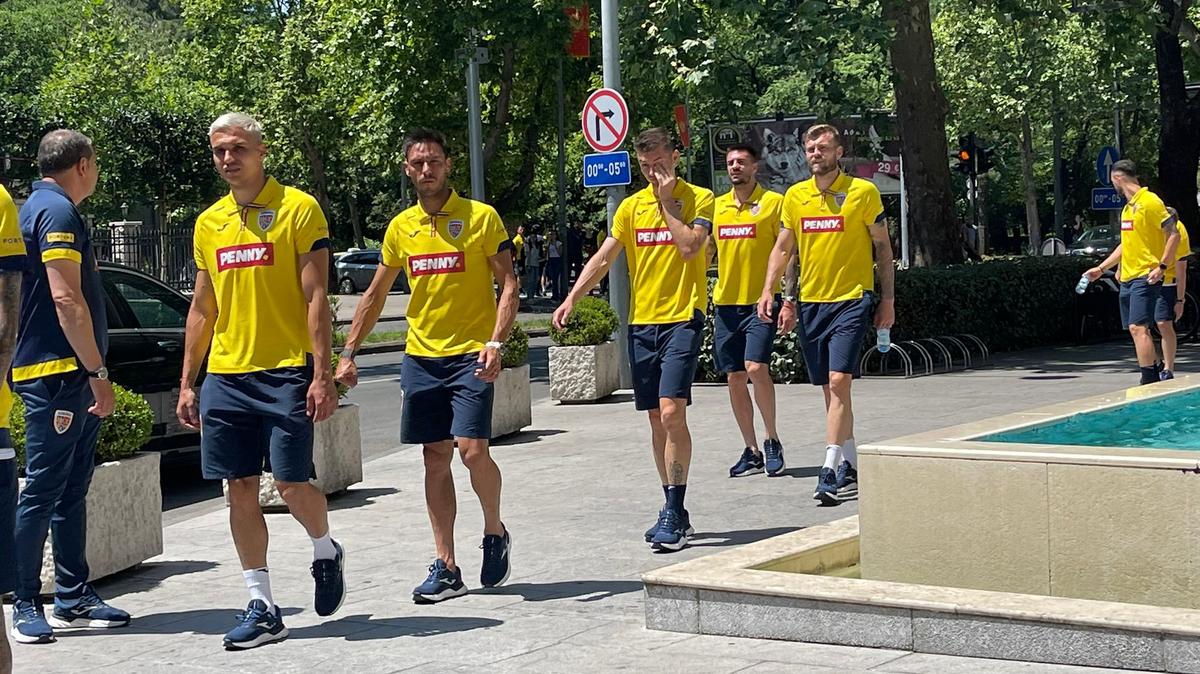 Jucătorii naționalei României s-au relaxat înainte de meciul cu Muntenegru » Moment amuzant în parc