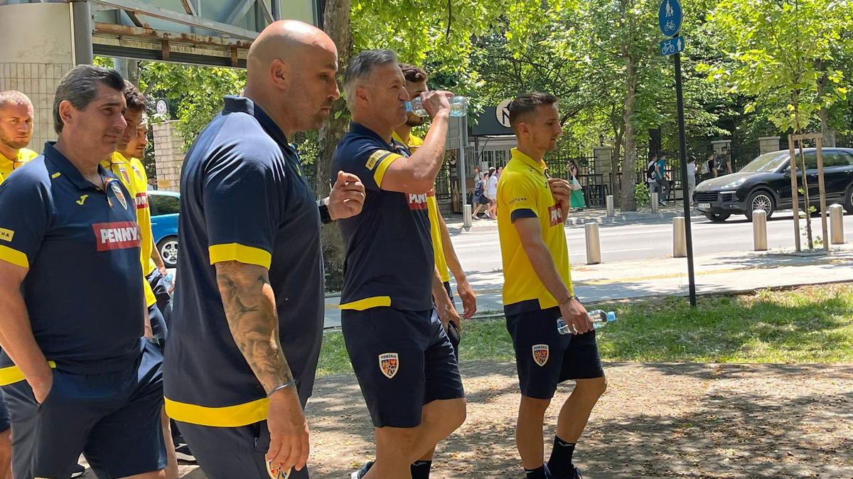 Jucătorii naționalei României s-au relaxat înainte de meciul cu Muntenegru » Moment amuzant în parc