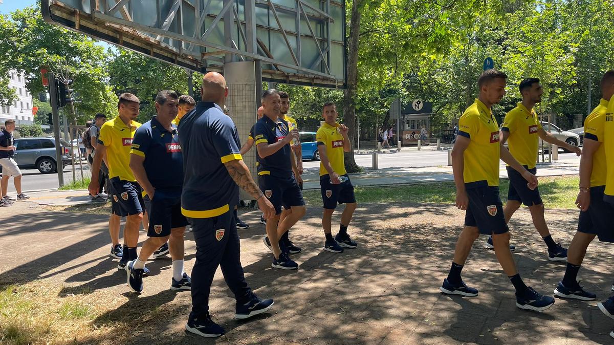 Jucătorii naționalei României s-au relaxat înainte de meciul cu Muntenegru » Moment amuzant în parc