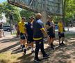 Jucătorii naționalei României s-au relaxat înainte de meciul cu Muntenegru » Moment amuzant în parc