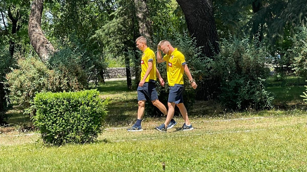 Jucătorii naționalei României s-au relaxat înainte de meciul cu Muntenegru » Moment amuzant în parc