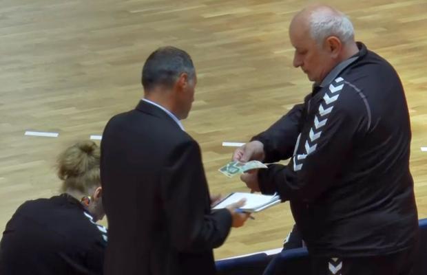 Scene penibile la Mioveni » Gheorghe Tadici filmat în timp ce împarte un teanc de bani la marginea terenului