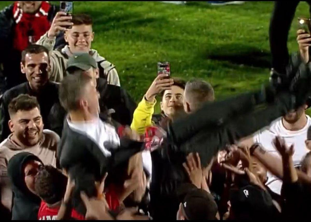 Fanii lui Dinamo au invadat terenul după promovare