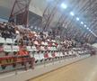 Fanii „câinilor” urmăresc FC Argeș - Dinamo în sala din Ștefan cel Mare
