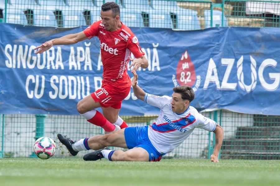 Roger, în duel cu Sălceanu de la Gloria Buzău / FOTO: Raed Krishan Dan Petrescu l-a cumpărat cu 200.000 de euro, Rednic le-a transmis șefilor să-l trimită în Liga 3