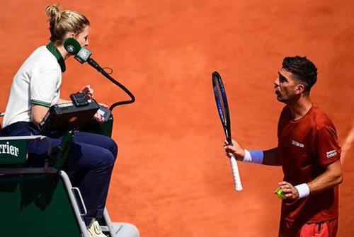 Thanasi Kokkinakis s-a înfuriat pe arbitru, la Roland Garros. Foto: Captură Eurosport.de