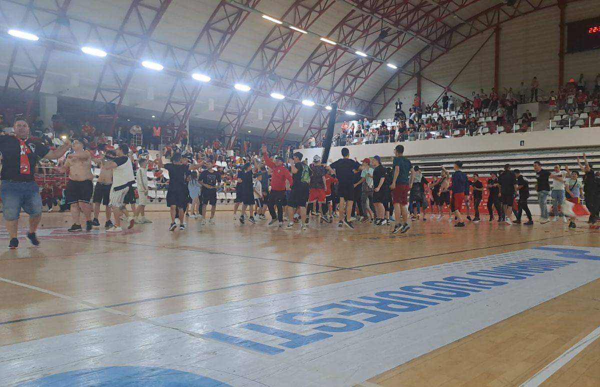 Fanii „câinilor” s-au strâns în Ștefan cel Mare și așteaptă promovarea » Imagini spectaculoase din sala Dinamo