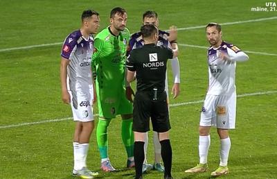 Sebastian Colțescu, salvat de VAR în FC Argeș - Dinamo » Aproape de o gafă uriașă