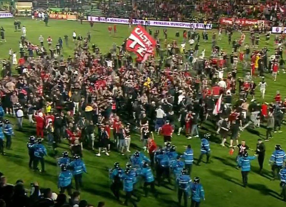 Anul de suferință s-a încheiat! Fanii lui Dinamo au invadat terenul după promovare » Au mers direct la Burcă + adversarul pe care l-au consolat