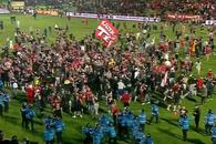 Anul de suferință s-a încheiat! Fanii lui Dinamo au invadat terenul după promovare » Au mers direct la Burcă + adversarul pe care l-au consolat