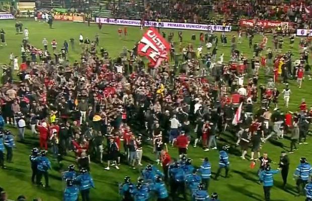 Anul de suferință s-a încheiat! Fanii lui Dinamo au invadat terenul după promovare » Au mers direct la Burcă + adversarul pe care l-au consolat