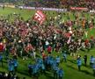 Dinamo a revenit în Liga 1 după un singur sezon de suferință. Fanii deplasați la Mioveni, locul desfășurării partidei decisive cu FC Argeș, scor 2-4 (6-1 în tur), au invadat terenul imediat după fluierul final al lui Sebastian Colțescu.