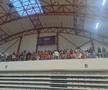 Fanii „câinilor” urmăresc FC Argeș - Dinamo în sala din Ștefan cel Mare