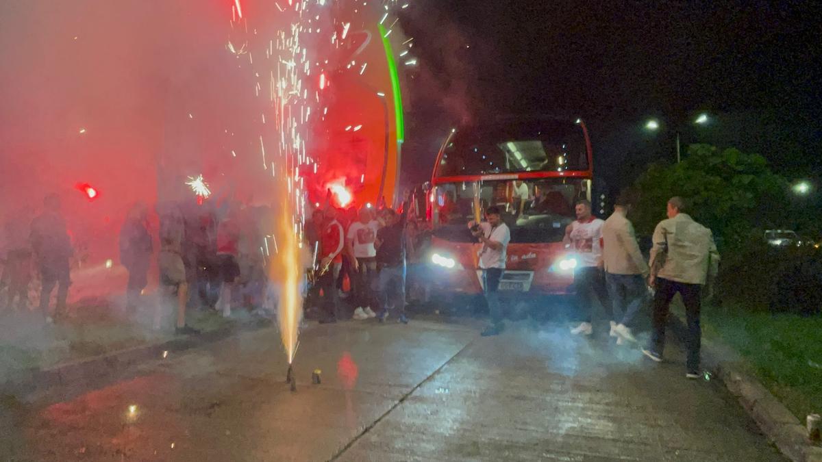 „Revelion” alb-roșu » Imagini de colecție: fanii lui Dinamo au însoțit autocarul până la București! Sărbătoare alături de jucători + cine a fost inamicul #1