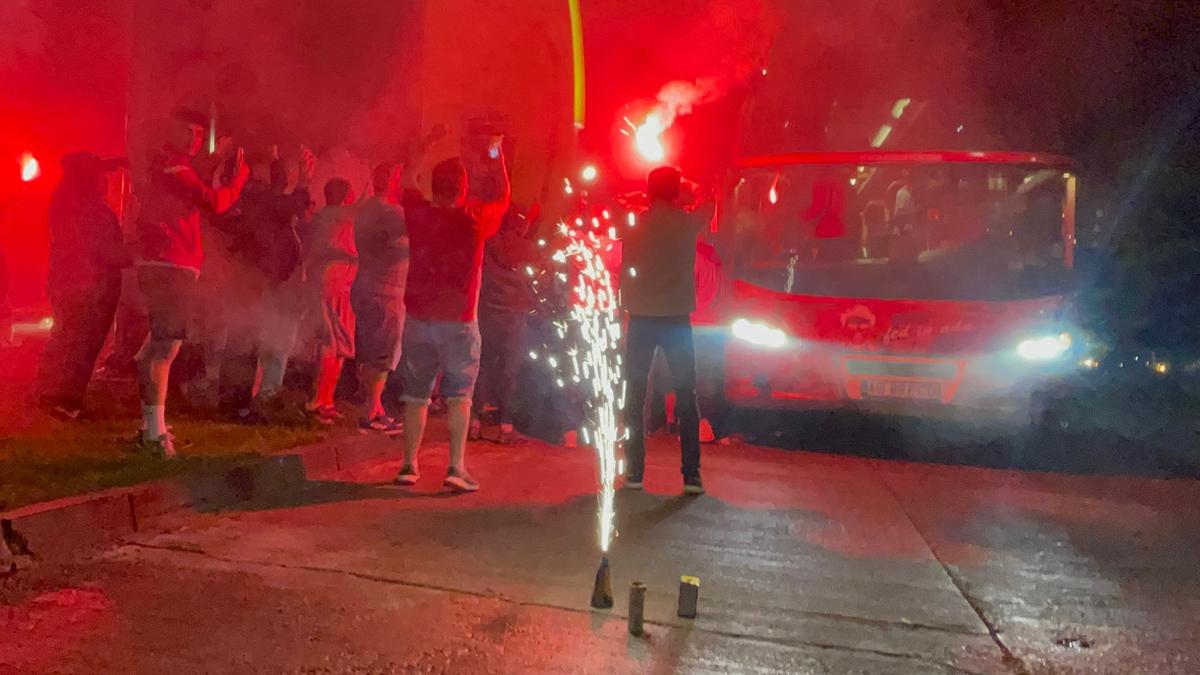 „Revelion” alb-roșu » Imagini de colecție: fanii lui Dinamo au însoțit autocarul până la București! Sărbătoare alături de jucători + cine a fost inamicul #1