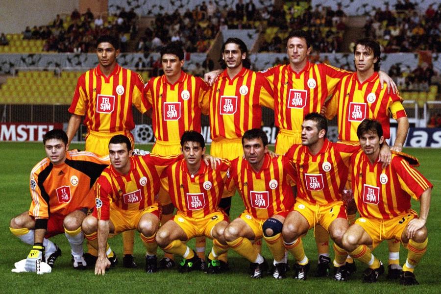 Umit Davala, în centrul imaginii, în picioare, alături de Gică Popescu și Hagi în marea echipă a Galatei. Foto: Imago Turcul frate de cruce cu Hagi și cu Popescu: „Când primea un cadou, lui Gică i se înroșea nasul. A fost profesorul nostru”
