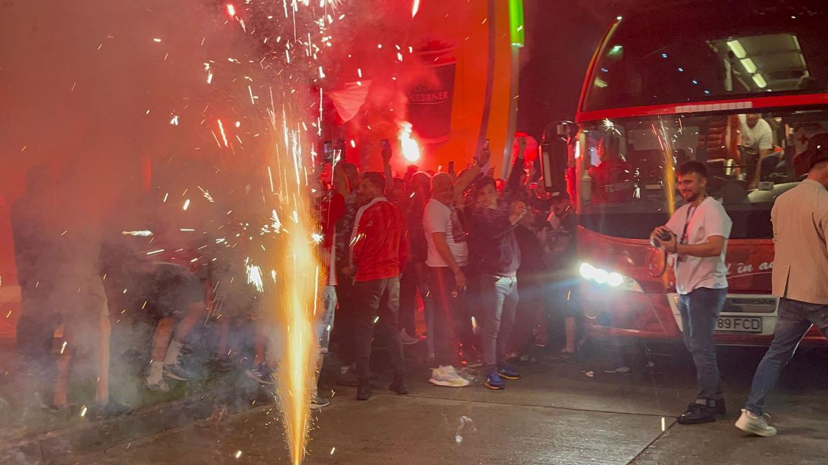 „Revelion” alb-roșu » Imagini de colecție: fanii lui Dinamo au însoțit autocarul până la București! Sărbătoare alături de jucători + cine a fost inamicul #1
