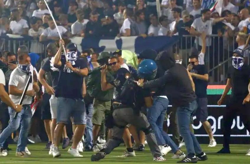 După egalul de vineri seară, de pe teren propriu, în returul barajului de menținere în Serie B, contra celor de la Cosenza, scor 1-1, Brescia a retrogradat în Serie C