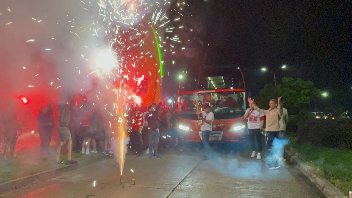 „Revelion” alb-roșu » Imagini de colecție: fanii lui Dinamo au însoțit autocarul până la București! Sărbătoare alături de jucători + cine a fost inamicul #1