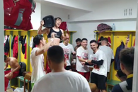 Fiesta în vestiarul lui Dinamo » Amzăr s-a urcat pe masă, dansuri pe manele + 3 momente care nu s-au văzut la TV