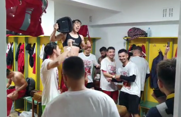 Fiesta în vestiarul lui Dinamo » Amzăr s-a urcat pe masă, dansuri pe manele + 3 momente care nu s-au văzut la TV