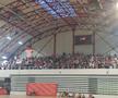 Fanii „câinilor” urmăresc FC Argeș - Dinamo în sala din Ștefan cel Mare
