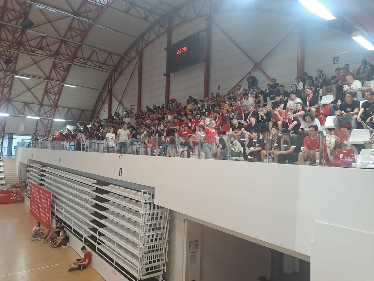 Fanii „câinilor” s-au strâns în Ștefan cel Mare și așteaptă promovarea » Imagini spectaculoase din sala Dinamo