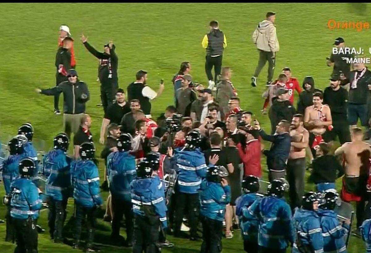 Anul de suferință s-a încheiat! Fanii lui Dinamo au invadat terenul după promovare » Au mers direct la Burcă + adversarul pe care l-au consolat