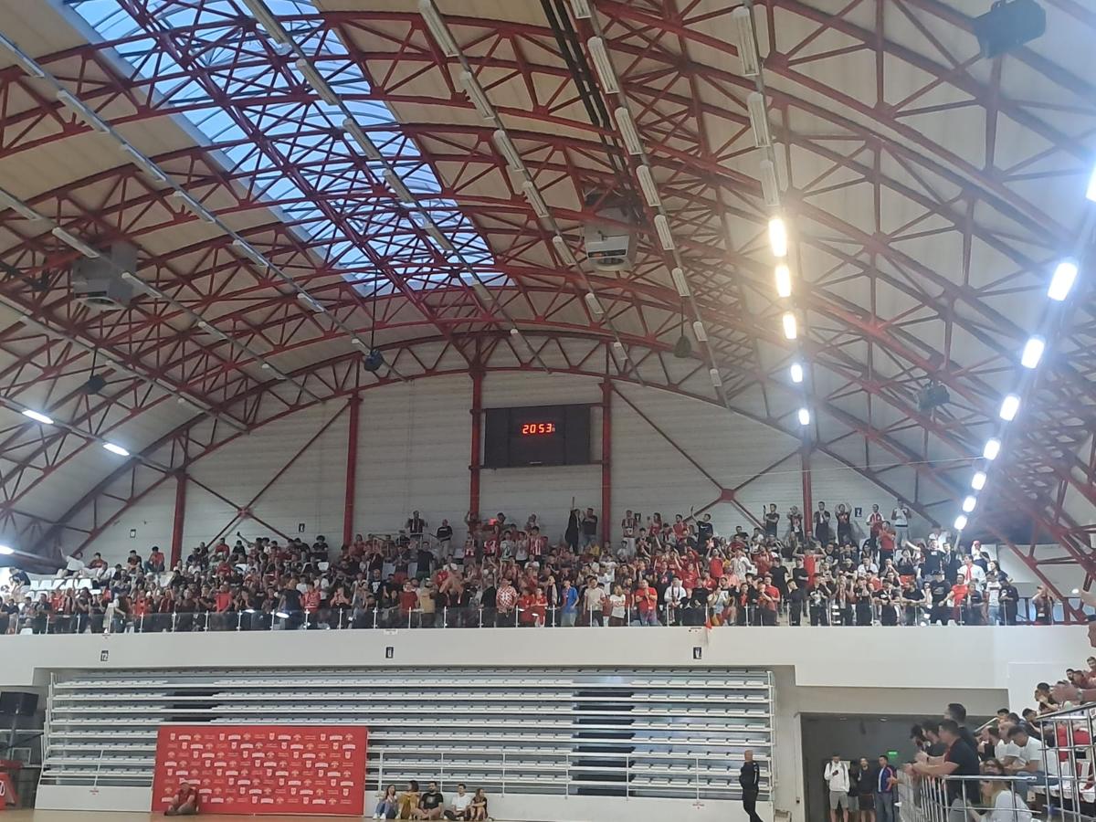 Fanii „câinilor” s-au strâns în Ștefan cel Mare și așteaptă promovarea » Imagini spectaculoase din sala Dinamo