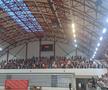 Fanii „câinilor” urmăresc FC Argeș - Dinamo în sala din Ștefan cel Mare
