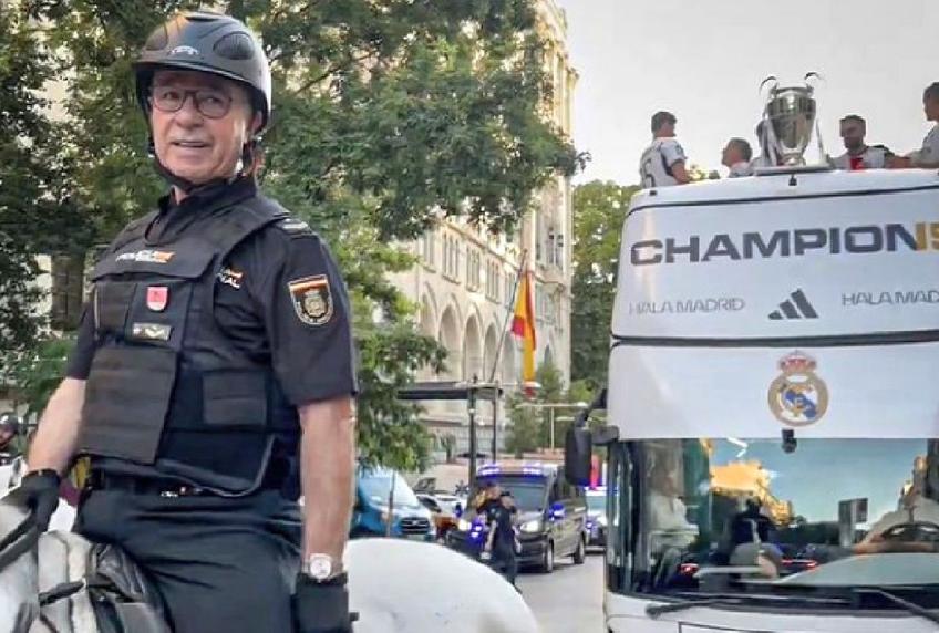 Tatăl lui Dani Carvajal, escortând autocarul Realului / Captură TNT Sports