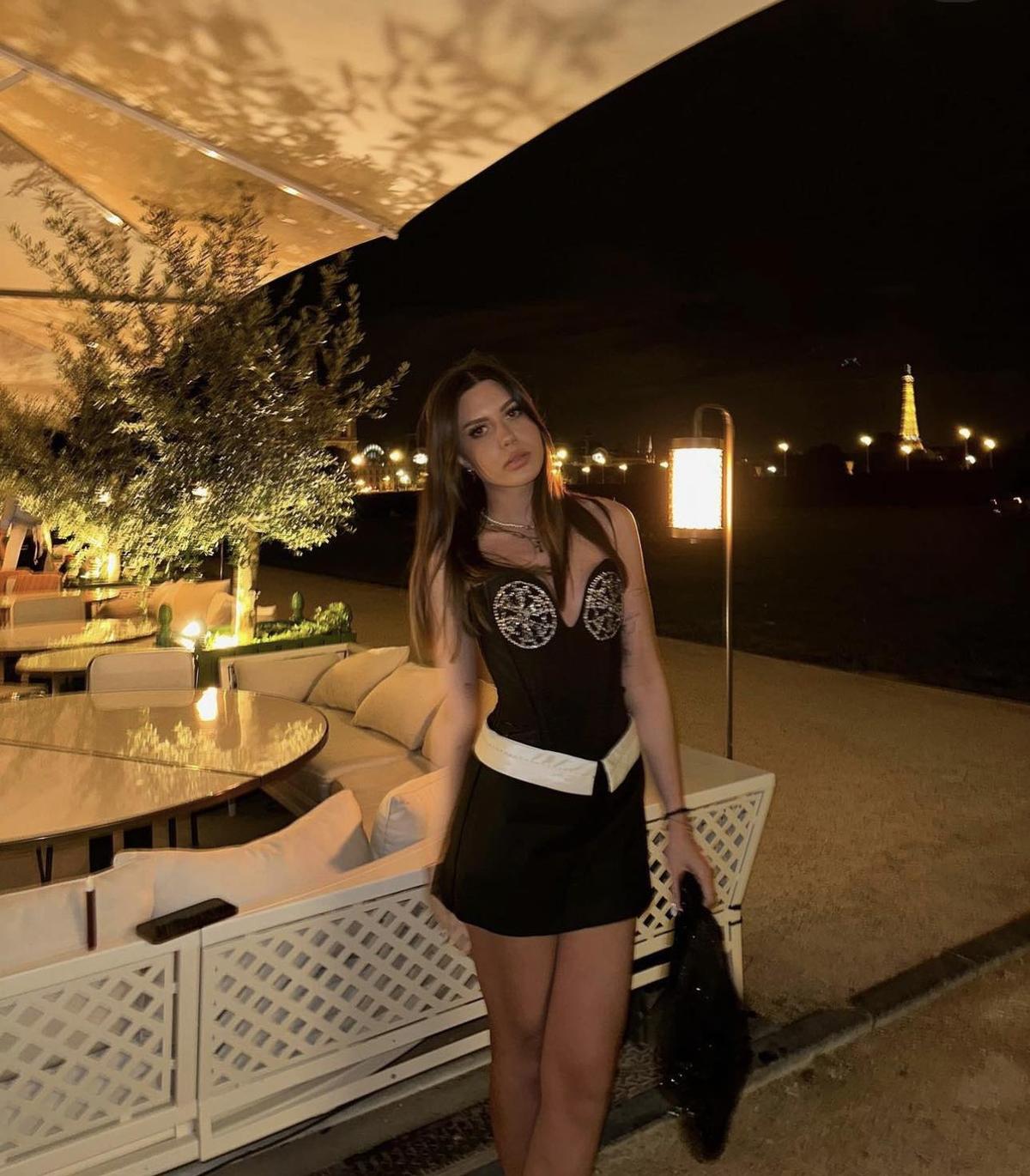 „Cu atât l-a cumpărat, e suma corectă” » Fiica lui Ilie Năstase i-a vândut un tablou lui Ion Țiriac! Cu ce se ocupă frumoasa Alessia: „A fost prima mea pasiune”