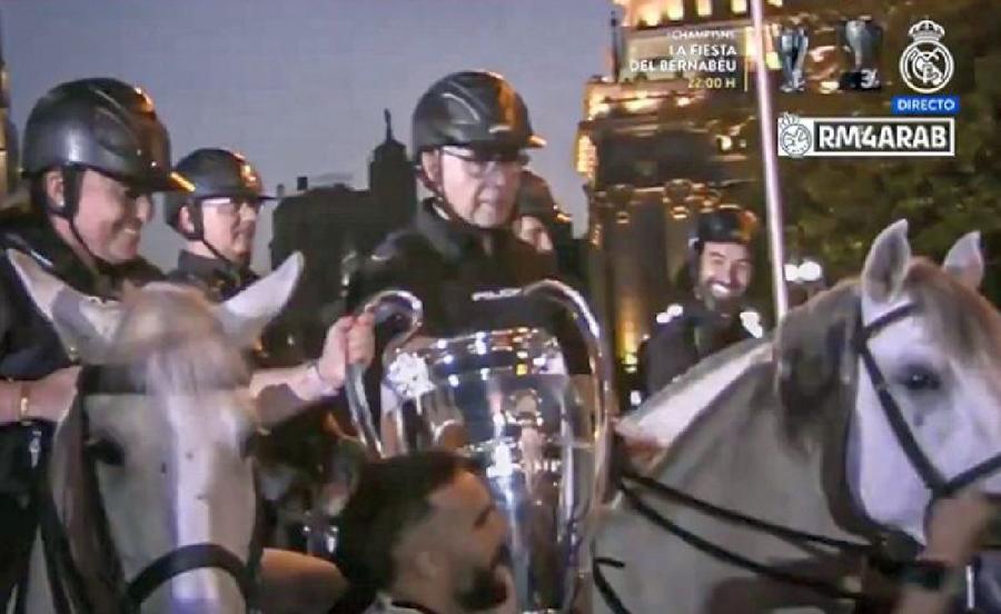 Tatăl lui Dani Carvajal s-a fotografiat cu trofeul la care fiul său a contribuit din plin / Captură TNT Sports Imagini virale în Spania » Cine e polițistul care a escortat autocarul Realului la petrecerea de pe străzile Madridului