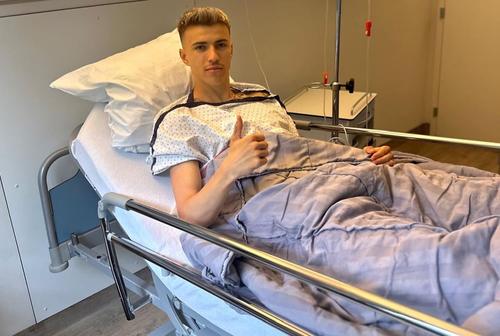 Octavian Popescu, imagine de pe patul de spital după operația la gleznă/ foto: Facebook @Octavian Popescu