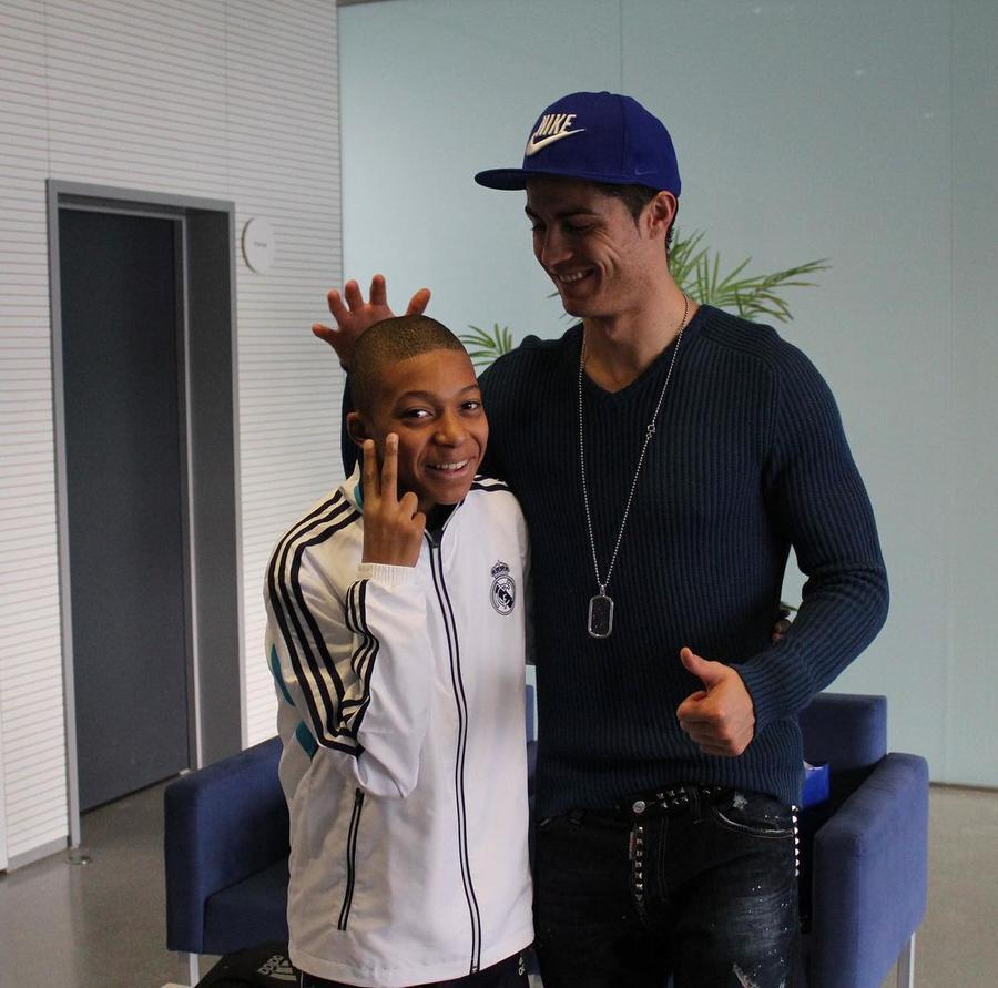 Kylian Mbappe, imagini din copilărie în echipamentul lui Real Madrid, alături de Cristiano Ronalo/ foto: Instagram @Kylian Mbappe Kylian Mbappe, primul mesaj după ce a fost prezentat la Real Madrid + Imaginile care spun totul