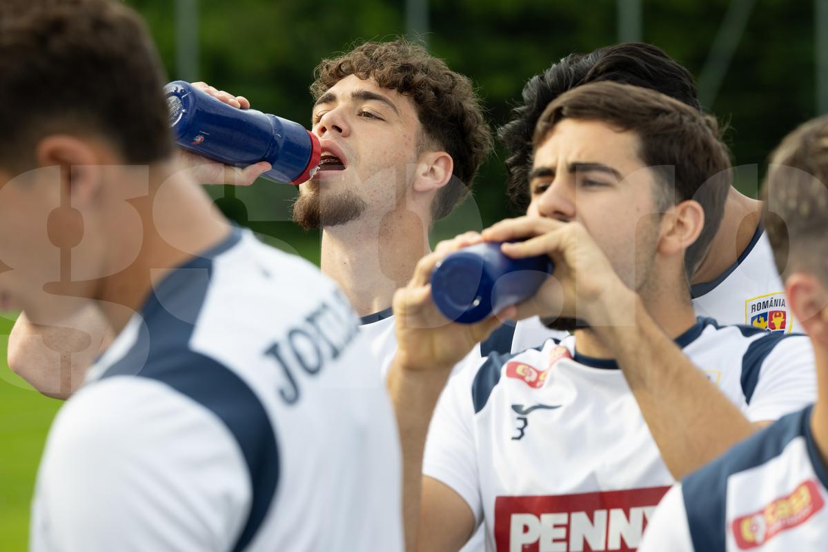 Toată lumea s-a oprit pentru a-l aplauda! Faza zilei în cantonamentul naționalei U21, Pancu e în transă + new-entry la antrenamentul de azi