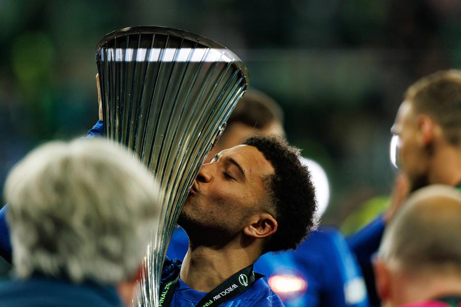 Jadon Sancho, sărutând trofeul Conference League cucerit în tricoul lui Chelsea în sezonul recent încheiat 120 de milioane € pentru Gigi Becali » Capitolul la care FCSB se află peste Steaua Roșie Belgrad și Dinamo Kiev!