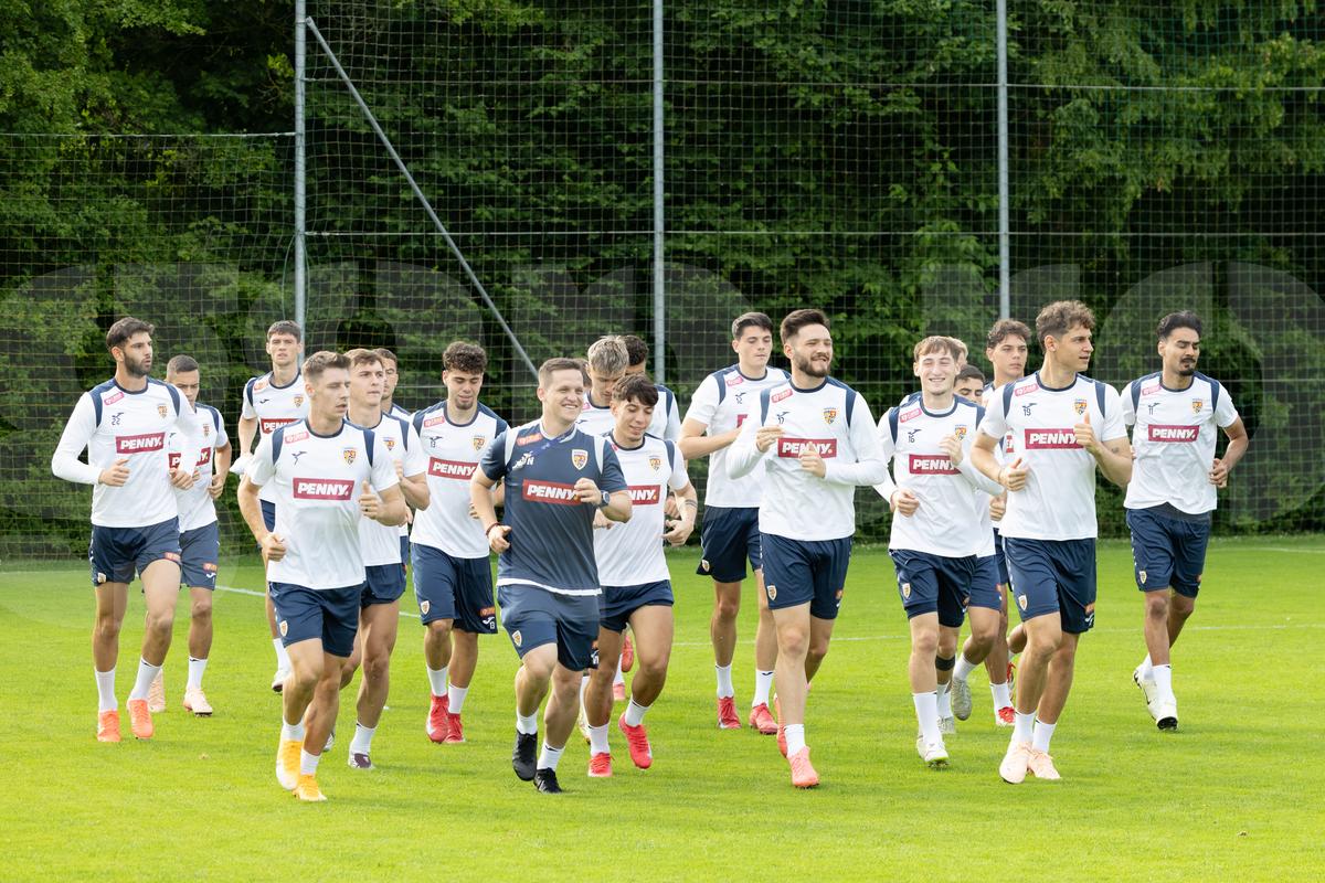 Toată lumea s-a oprit pentru a-l aplauda! Faza zilei în cantonamentul naționalei U21, Pancu e în transă + new-entry la antrenamentul de azi