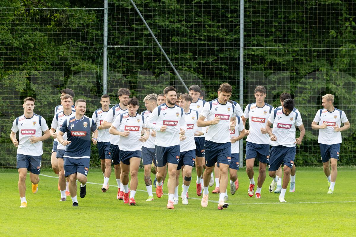 Toată lumea s-a oprit pentru a-l aplauda! Faza zilei în cantonamentul naționalei U21, Pancu e în transă + new-entry la antrenamentul de azi