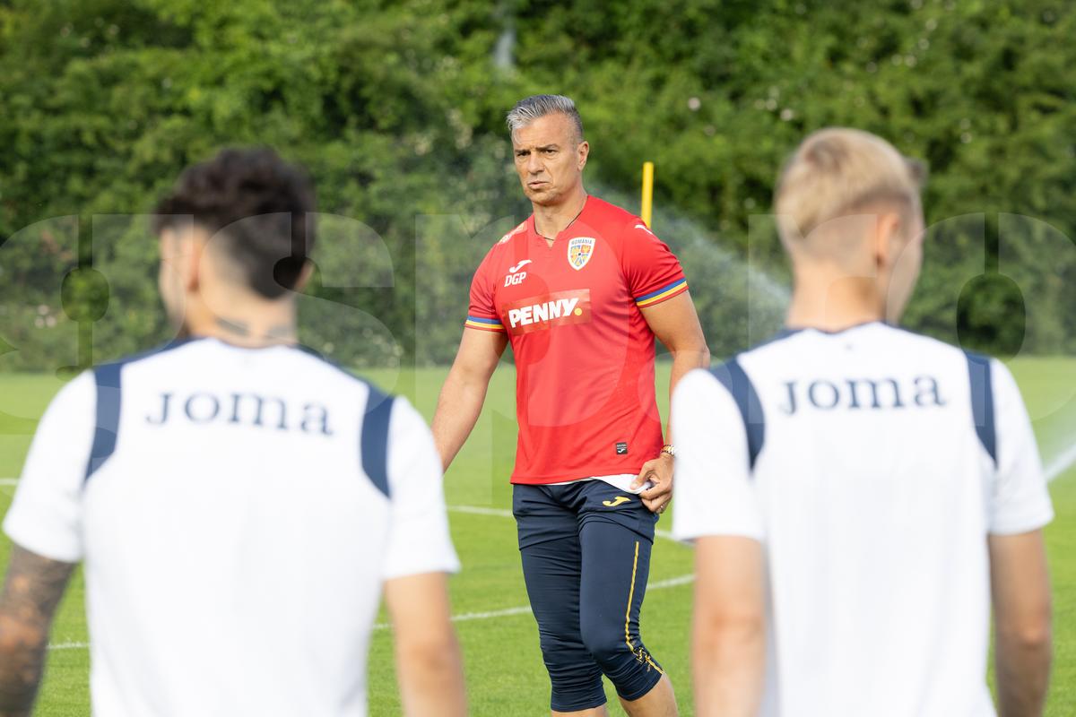 Toată lumea s-a oprit pentru a-l aplauda! Faza zilei în cantonamentul naționalei U21, Pancu e în transă + new-entry la antrenamentul de azi