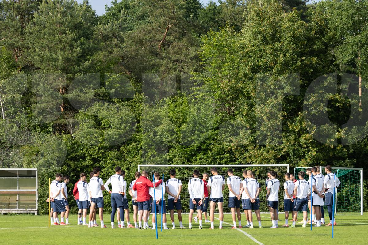 Toată lumea s-a oprit pentru a-l aplauda! Faza zilei în cantonamentul naționalei U21, Pancu e în transă + new-entry la antrenamentul de azi