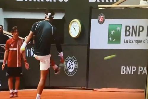Lorenzo Musetti a lovit accidental un arbitru de linie/Foto: captură (X)