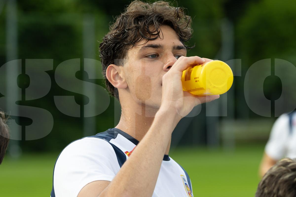 Toată lumea s-a oprit pentru a-l aplauda! Faza zilei în cantonamentul naționalei U21, Pancu e în transă + new-entry la antrenamentul de azi